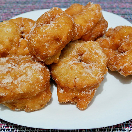 ハチミツや粉砂糖をかけて食べるドーナツ、スフィンジの作り方・レシピ