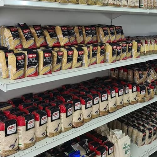 小麦などの商品が並ぶ店舗内の陳列棚の写真です。