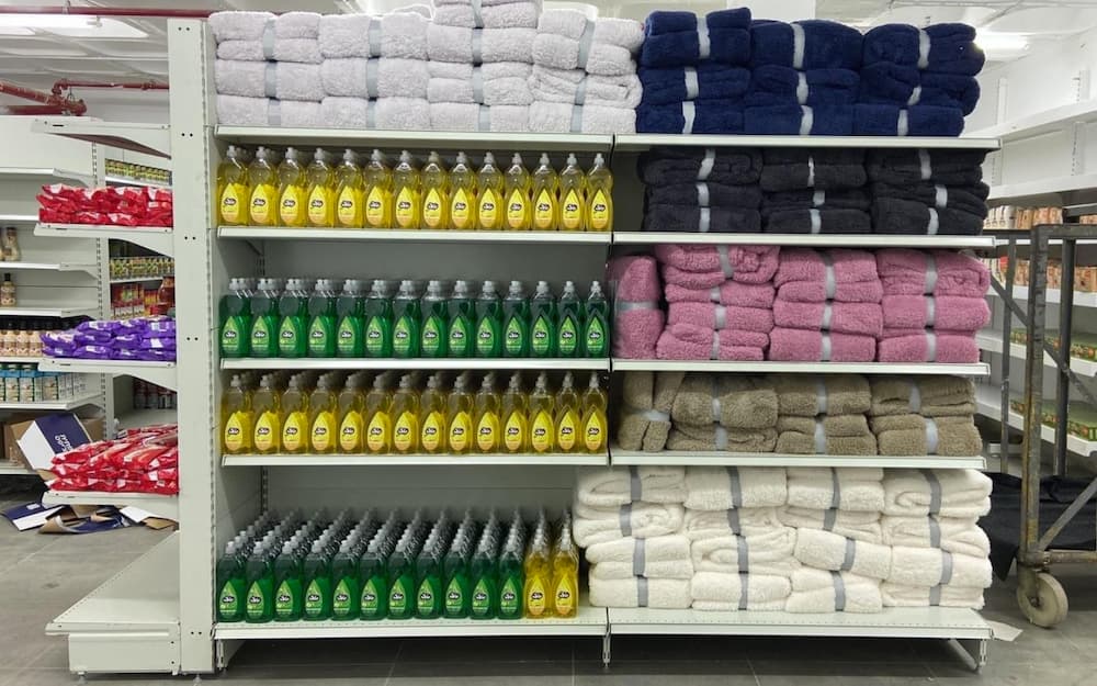 タオルや洗剤が並べられた店舗内の陳列棚の写真です。