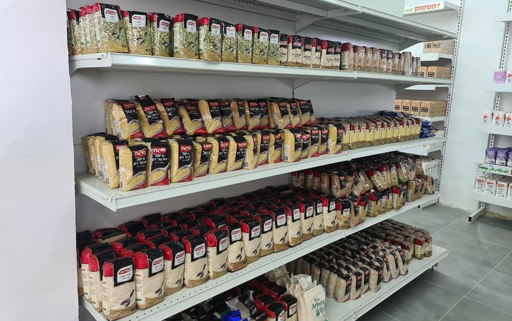 小麦などが並べられた店舗内の陳列棚の写真です。