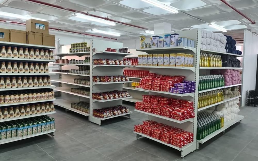 数々の商品が並ぶ店舗内の陳列棚の写真です。
