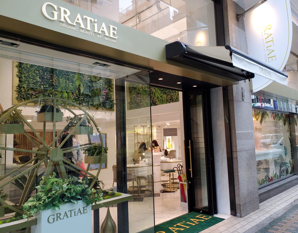 GRATiAE銀座店の入口。高級感あふれる外観が特徴的です。
