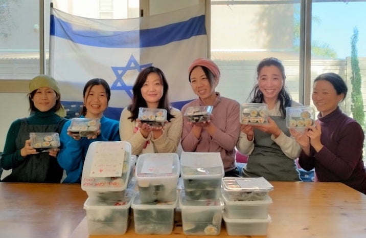 ボランティアで巻き寿司をつくる日本人女性「SUSHIエンジェルズ」