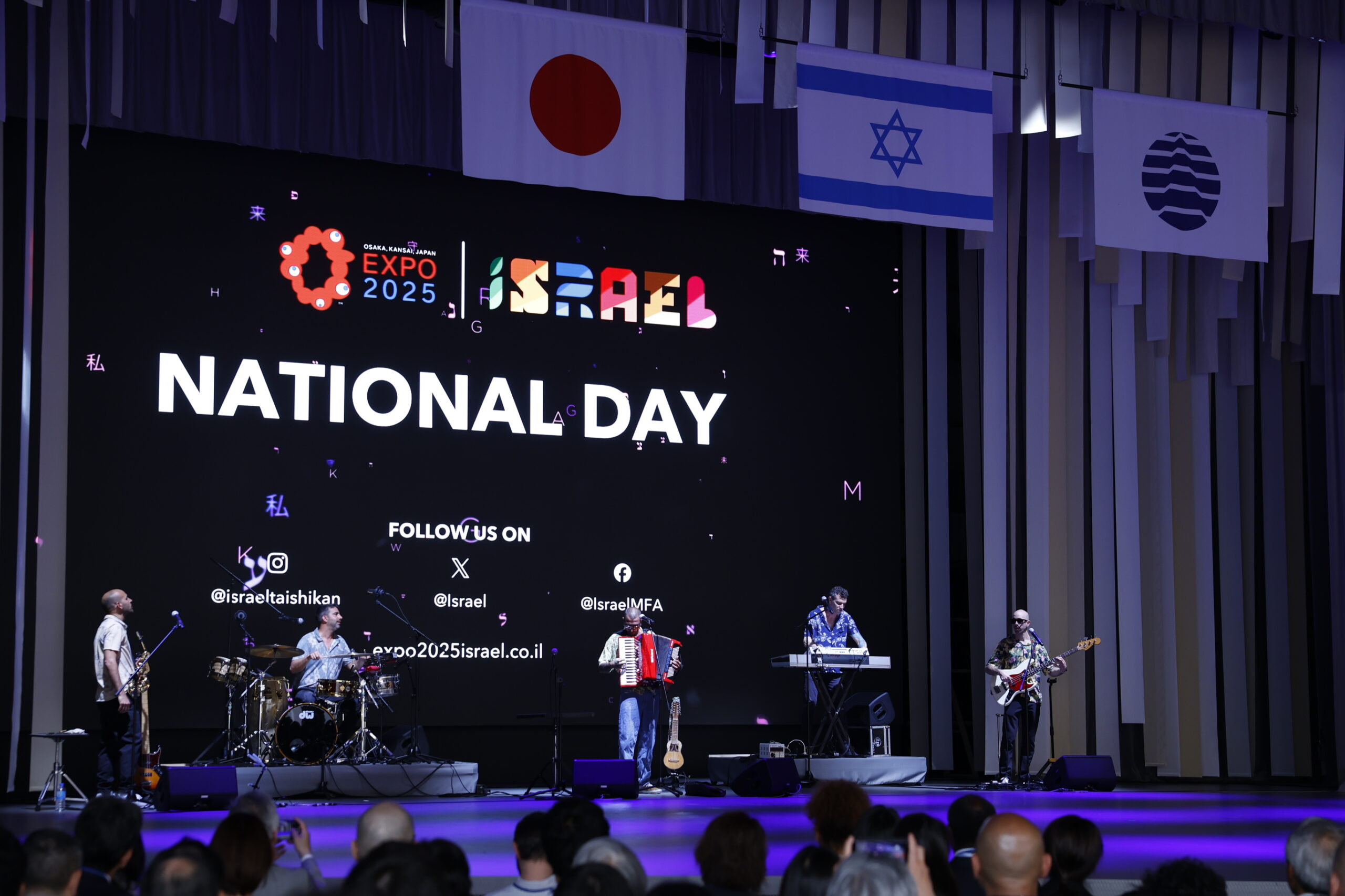 ステージで演奏する5人組バンド