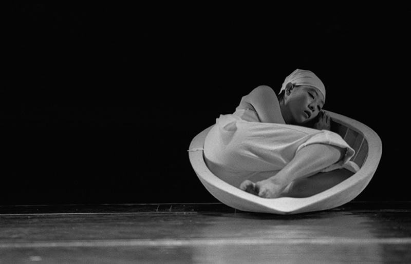 イスラエルで、バットシェバの作品「Soof」でダンスパフォーマンスする島崎さん © Batsheva Archive