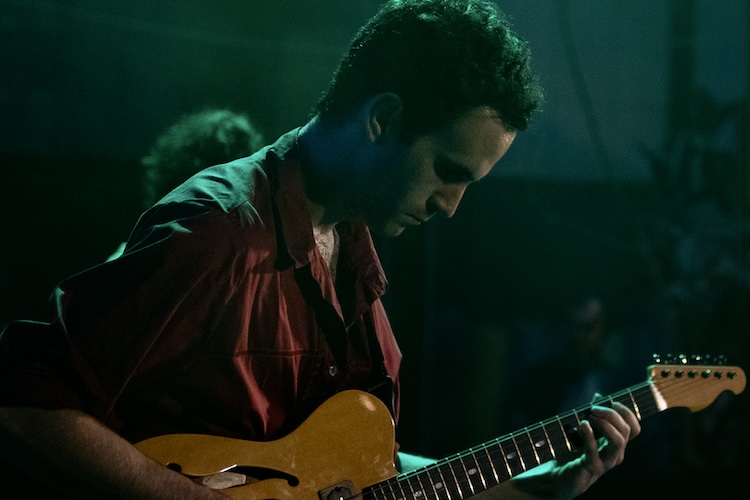 イスラエルの野外イベントで演奏する、イスラエルのジャズバンド、KENSのバンドメンバー、ギタリストのリバーモア海さん。