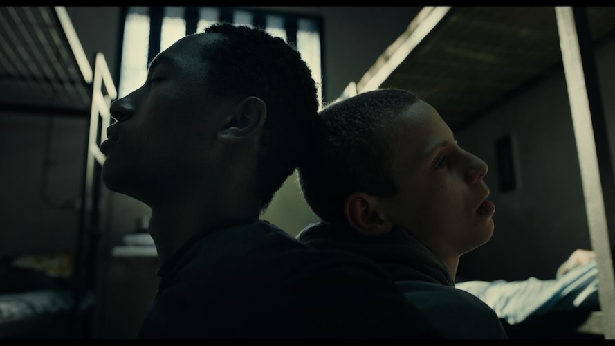 イスラエルドラマ『Bad Boy』の主人公ディーン（右）と親友のゾロ（左）。映像の説得力には定評のあるハガル・ベン・アシェル監督による、全話を通した一貫性のある映像美も見どころの一つ。
