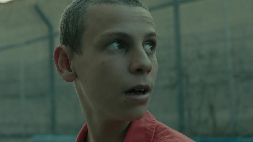 『Bad Boy』で、主人公ディーンの子供時代を演じるガイ・マンスターシリーズ８話の中で成長していく姿はこれが演技だという事を忘れさせます。