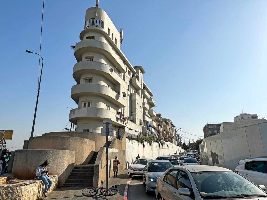 独創的なモダニズム建築が数多く立ち並ぶ街並み。