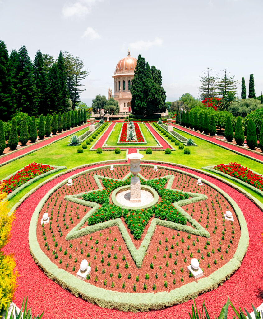 イスラエルのハイファにあるカルメル山に築かれた、バハイ教徒の聖地であるバハイ庭園 (バーブの聖地)。