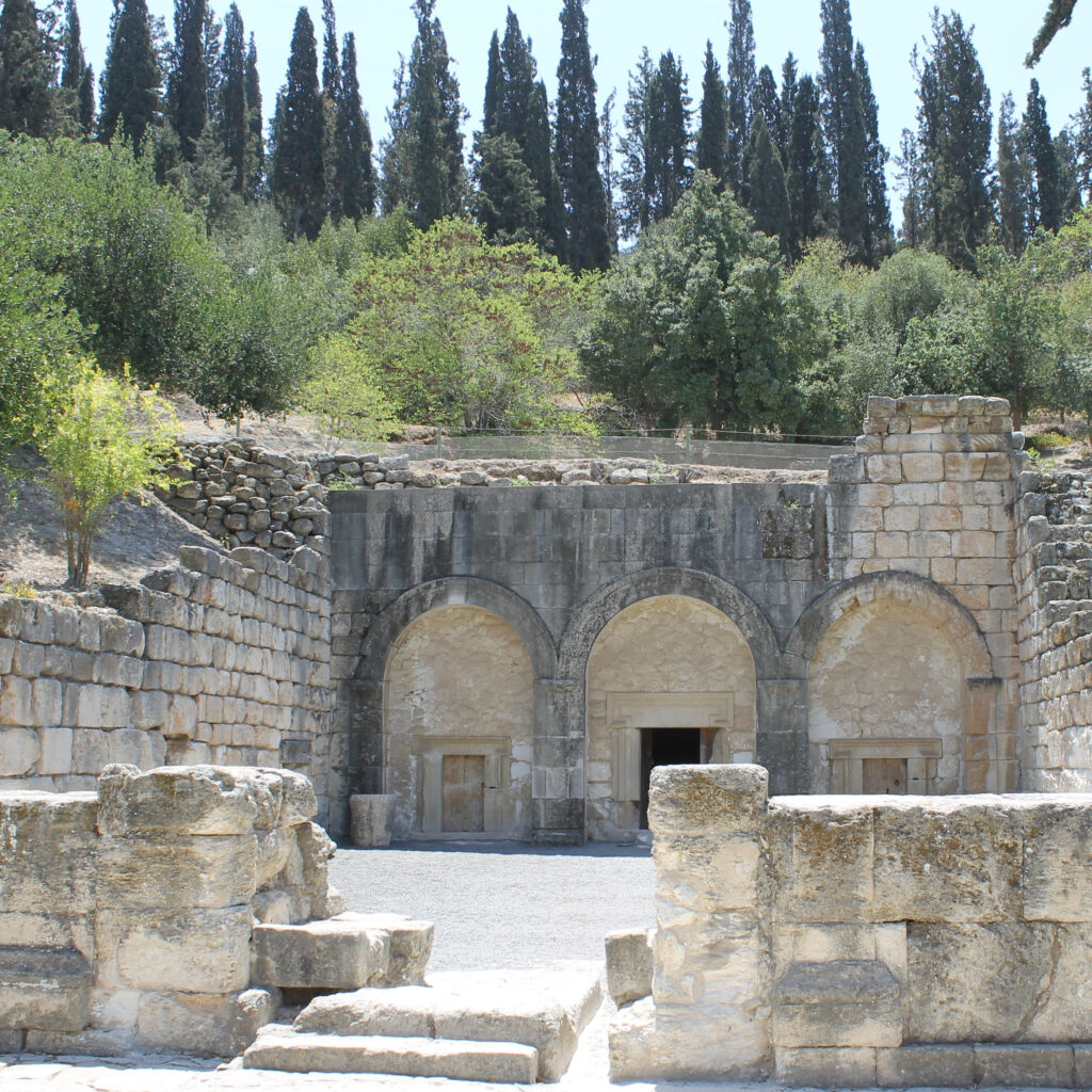 イスラエル北部ガリラヤにあるタルムード時代の広大なユダヤ人の岩窟墓の墓地