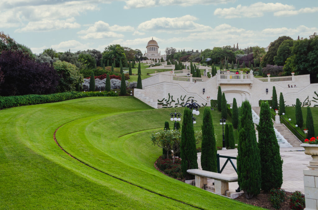 イスラエル・ハイファにあるバハーイー教の聖地として知られる広大で美しい段々状の庭園です。