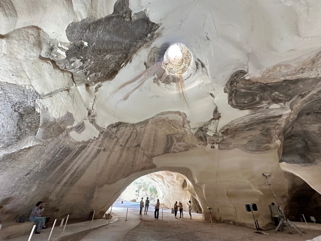 まさに洞窟の大地の小宇宙と呼ぶにふさわしい、エモーショナルな空間場広がっています。