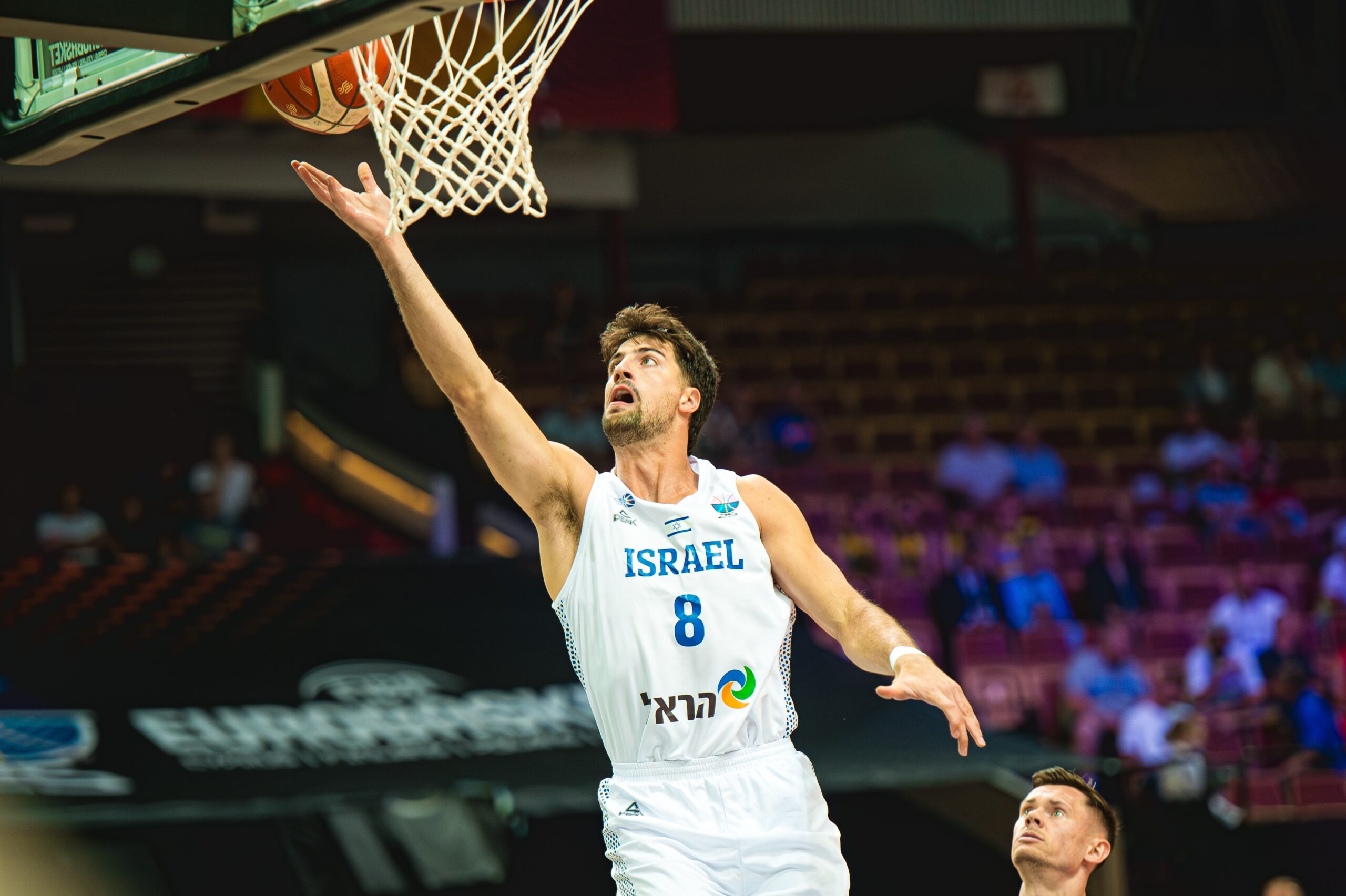 リバウンドをとるダニ・アバディア