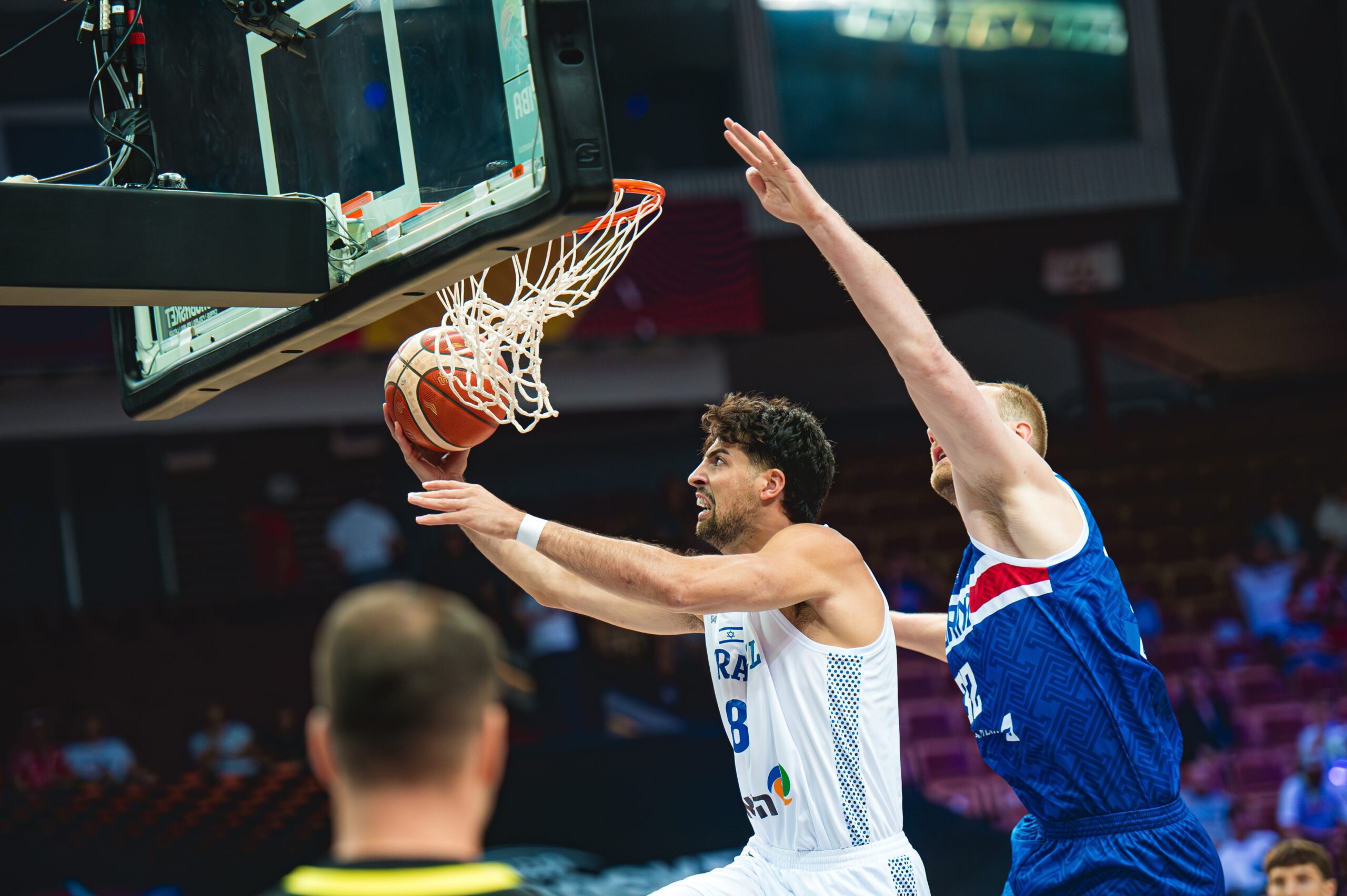 シュートをするダニ・アバディア