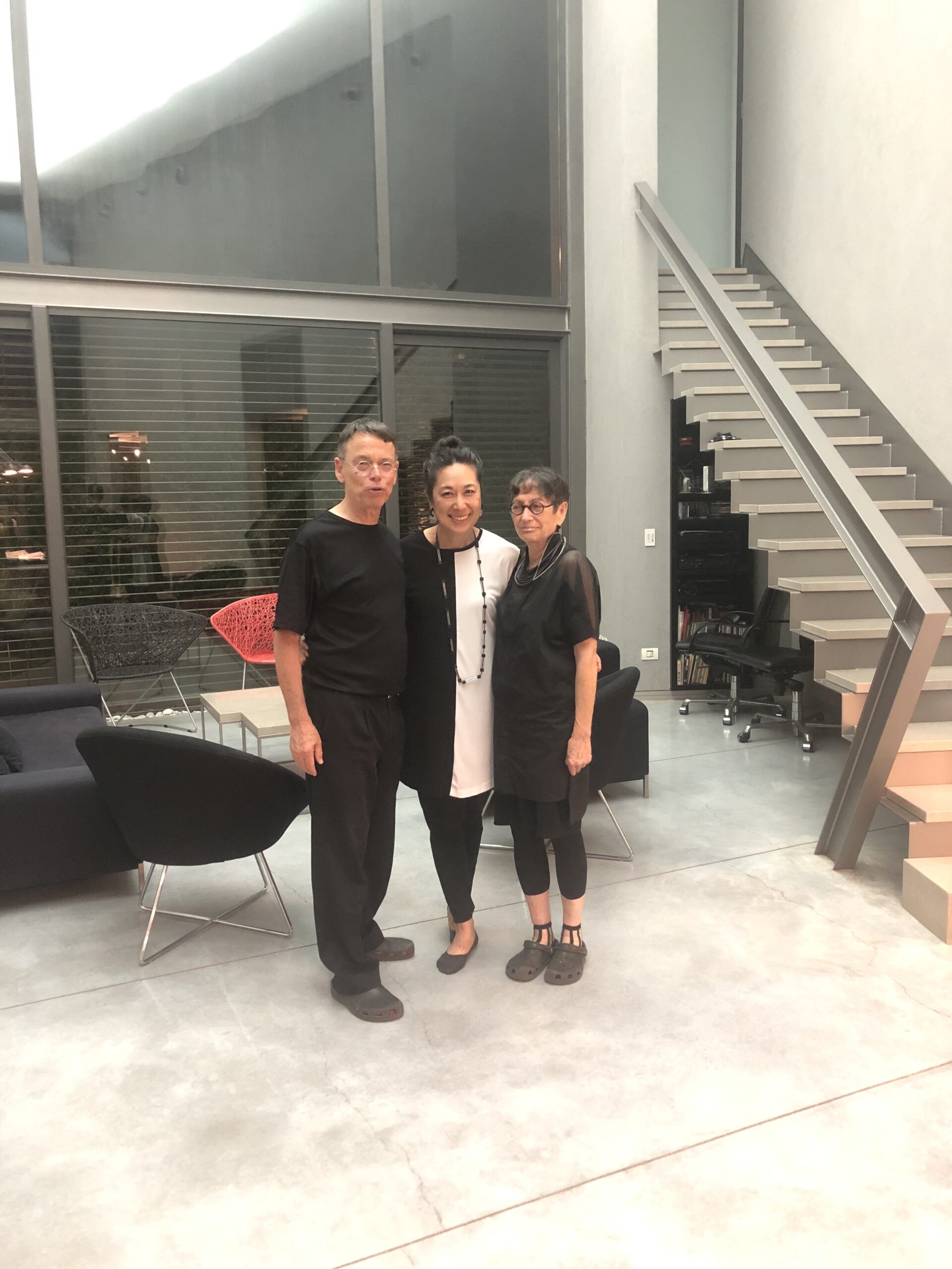 建築家夫妻と坂雅子さんの3ショット