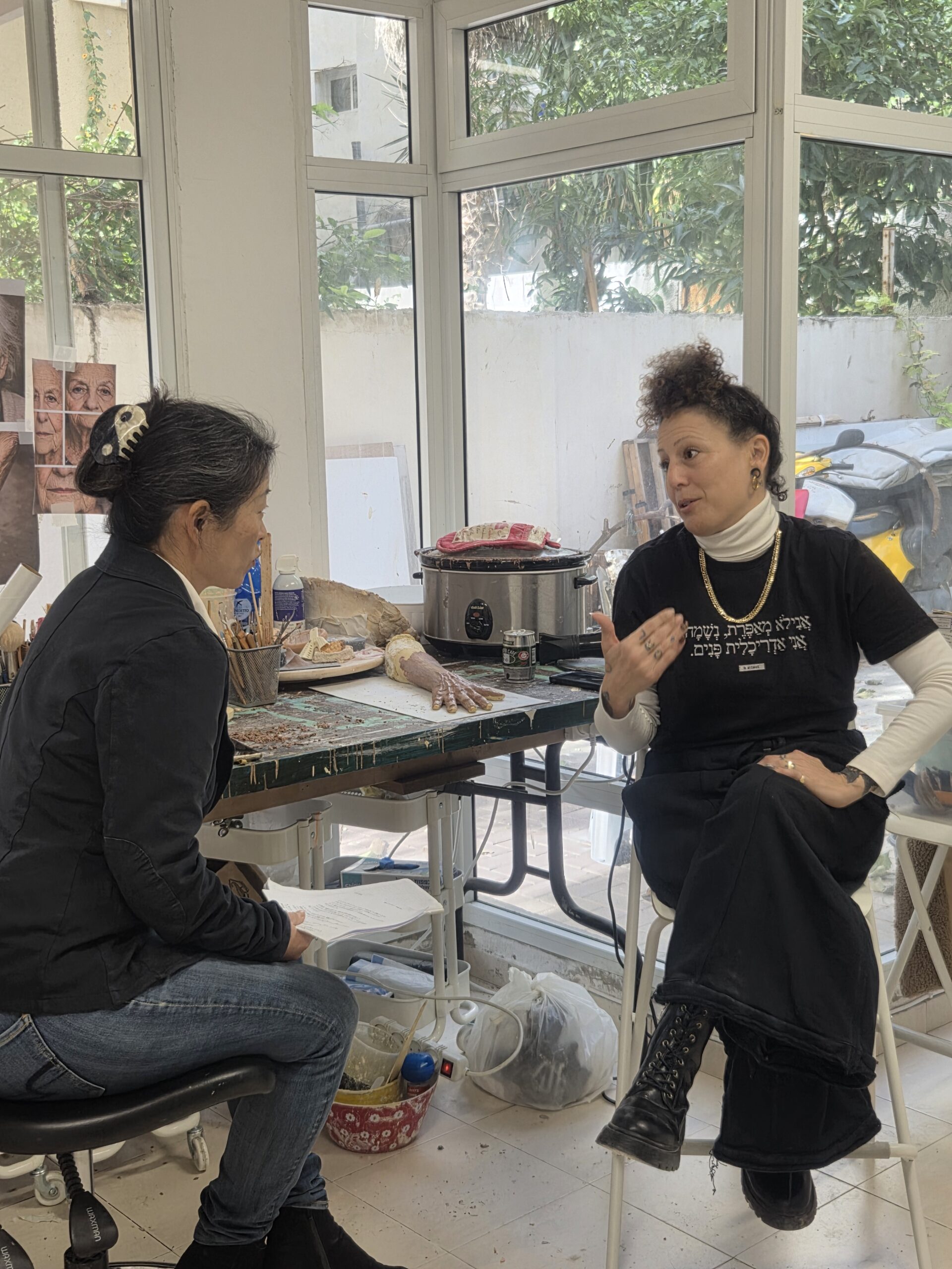 インタビューに答えるヒラ・エルカヤムさん