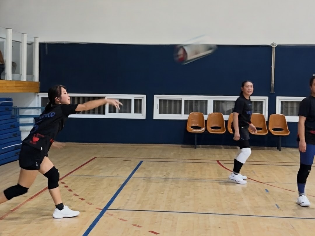 カドゥレシェットの試合でサーブを打つ様子