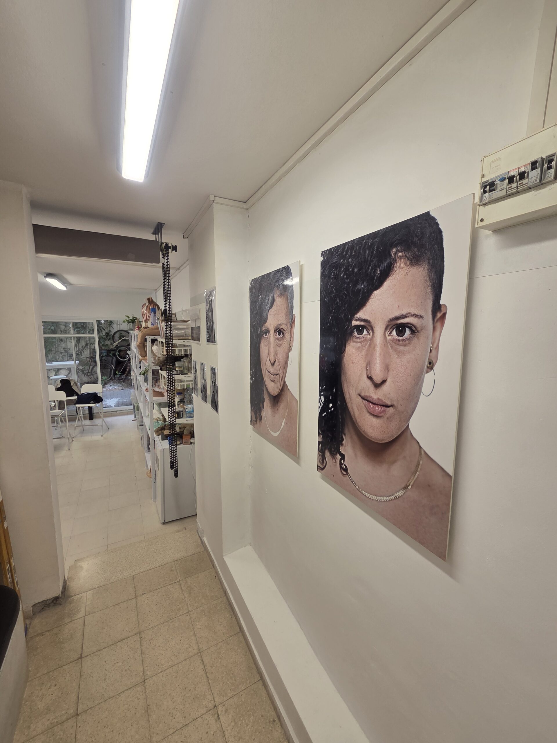 ヒラさんの写真が壁に飾られたスタジオ