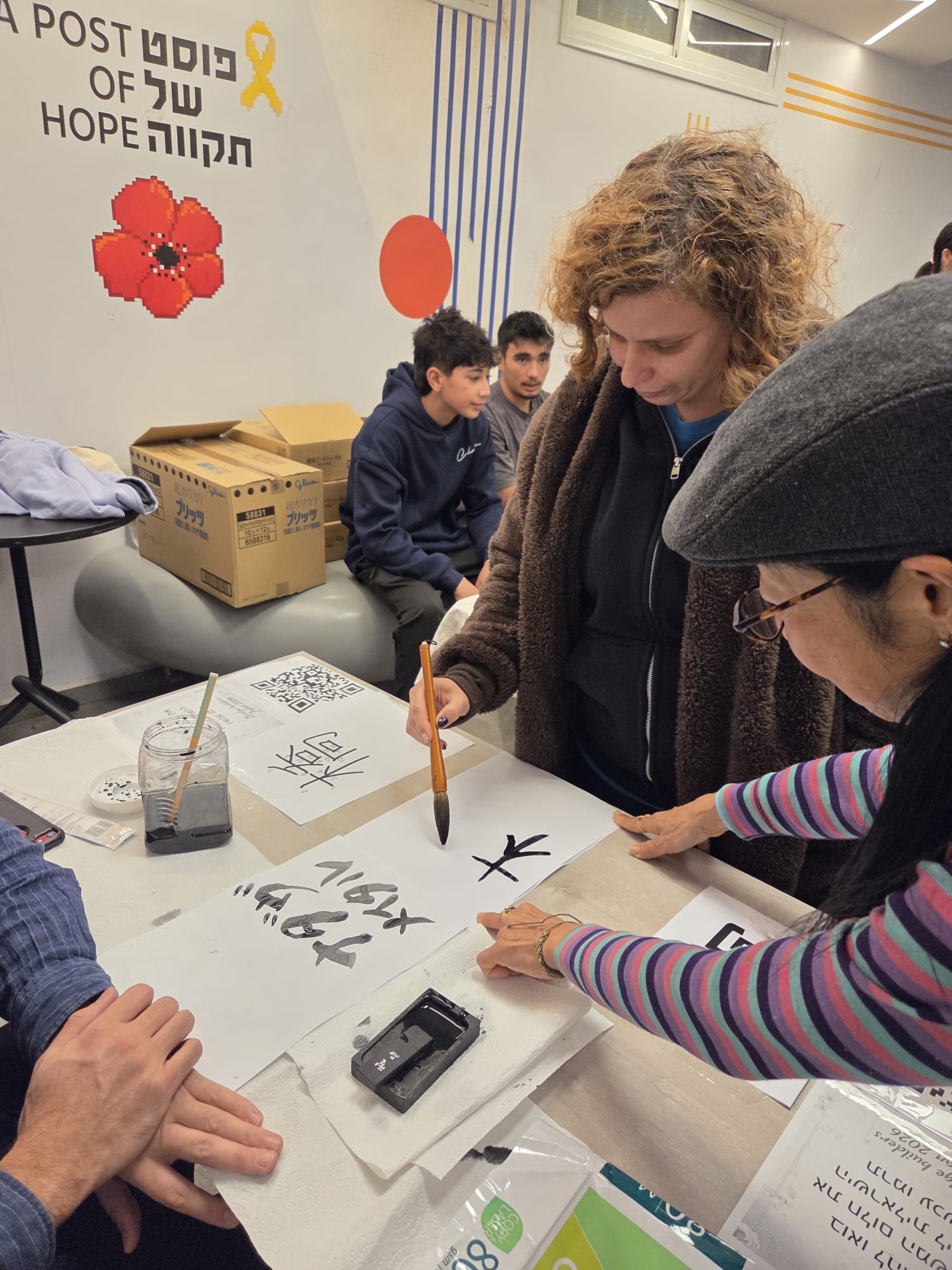 お習字コーナーで習字を体験