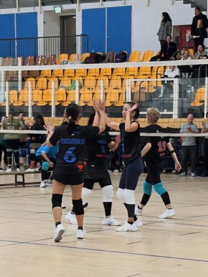 特典を喜ぶヤパニッチメンバー