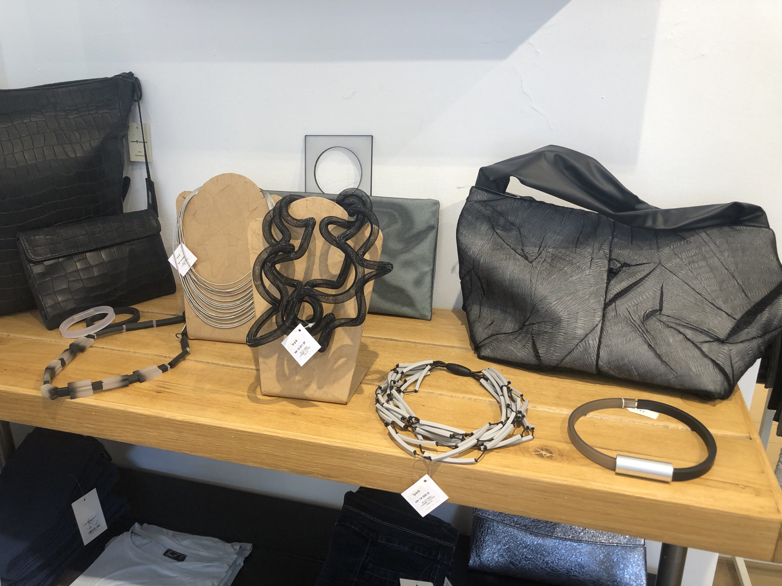 Dorin Frankfultにディスプレイされたアクリリックのアイテム