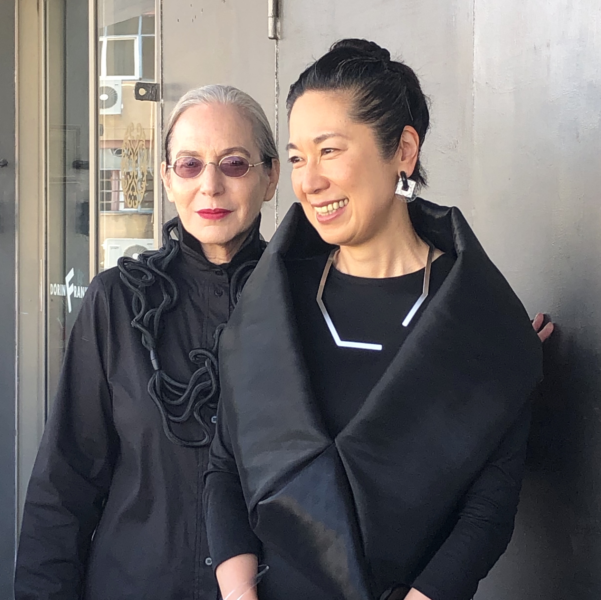 アクリリックを身に着けたドリン・フランクフルトさんと坂雅子さん