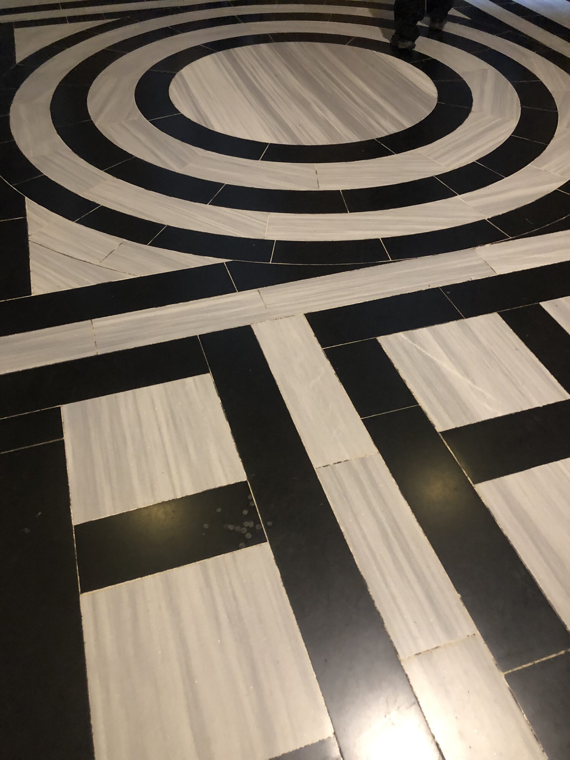 幾何学模様のフロア