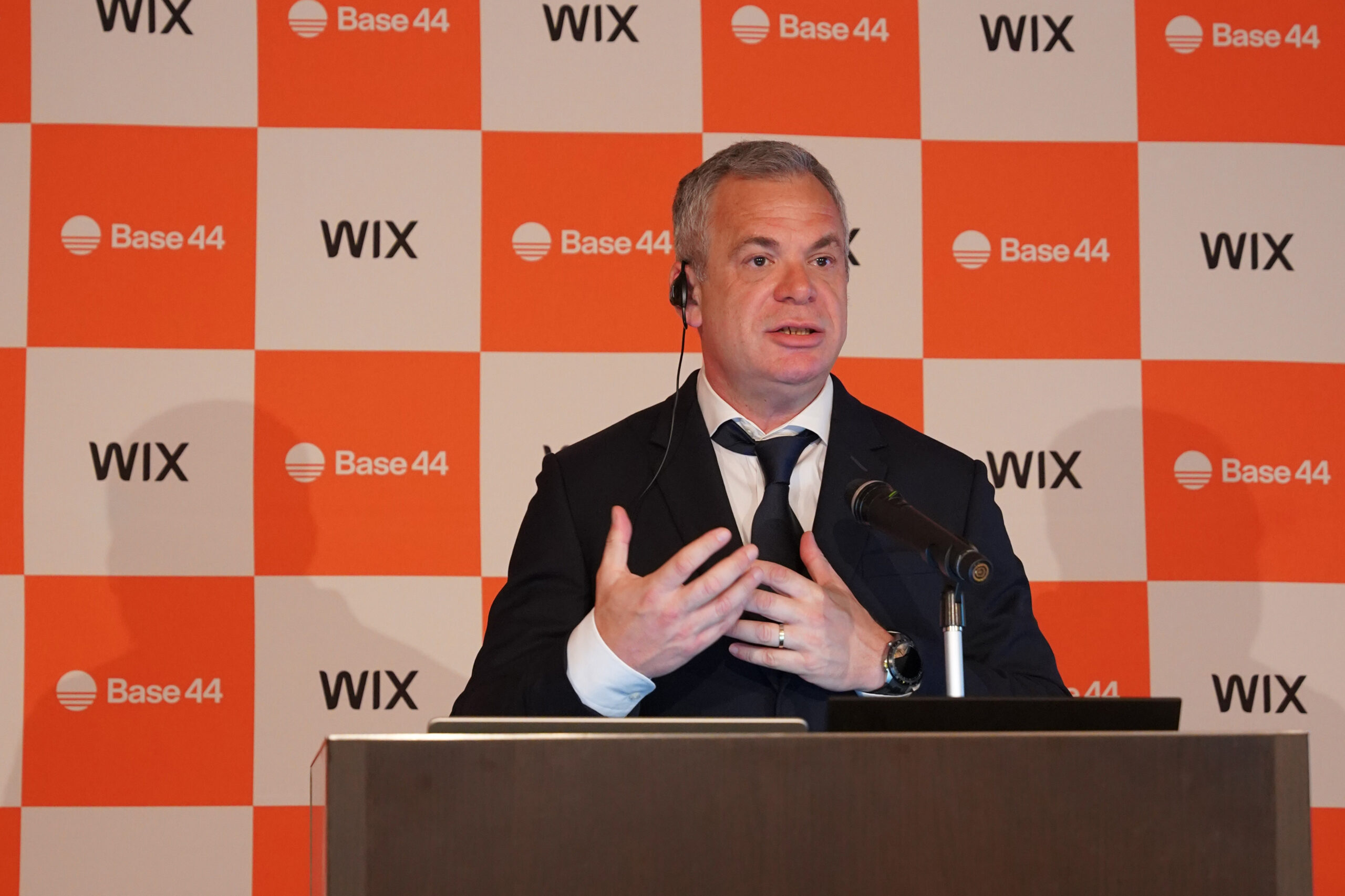 スピーチするWix.com共同創設者でCEOのアビシャイ・アブラハミ氏