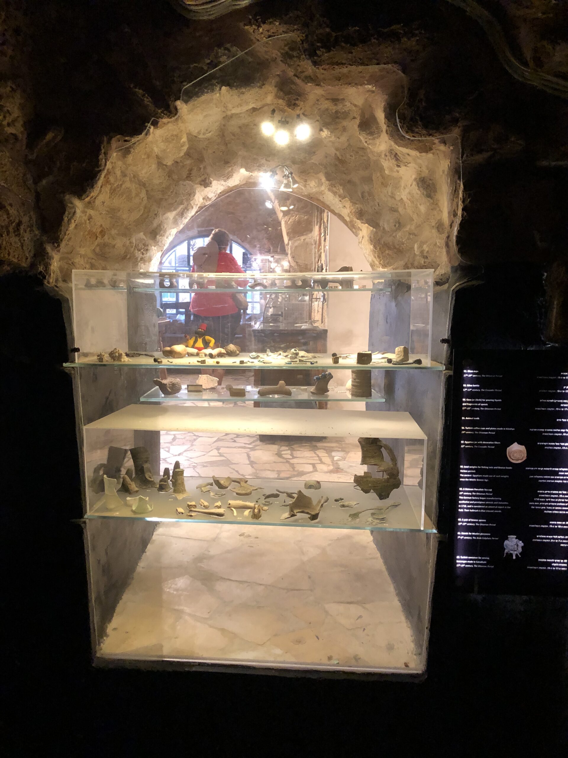 洞窟を利用したアクセサリーショップ