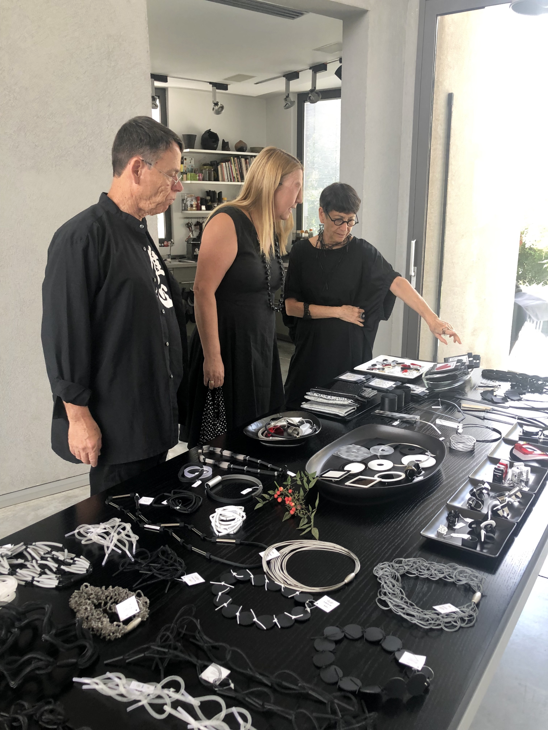 展示会でゲストに説明するロニ＆アリエご夫妻