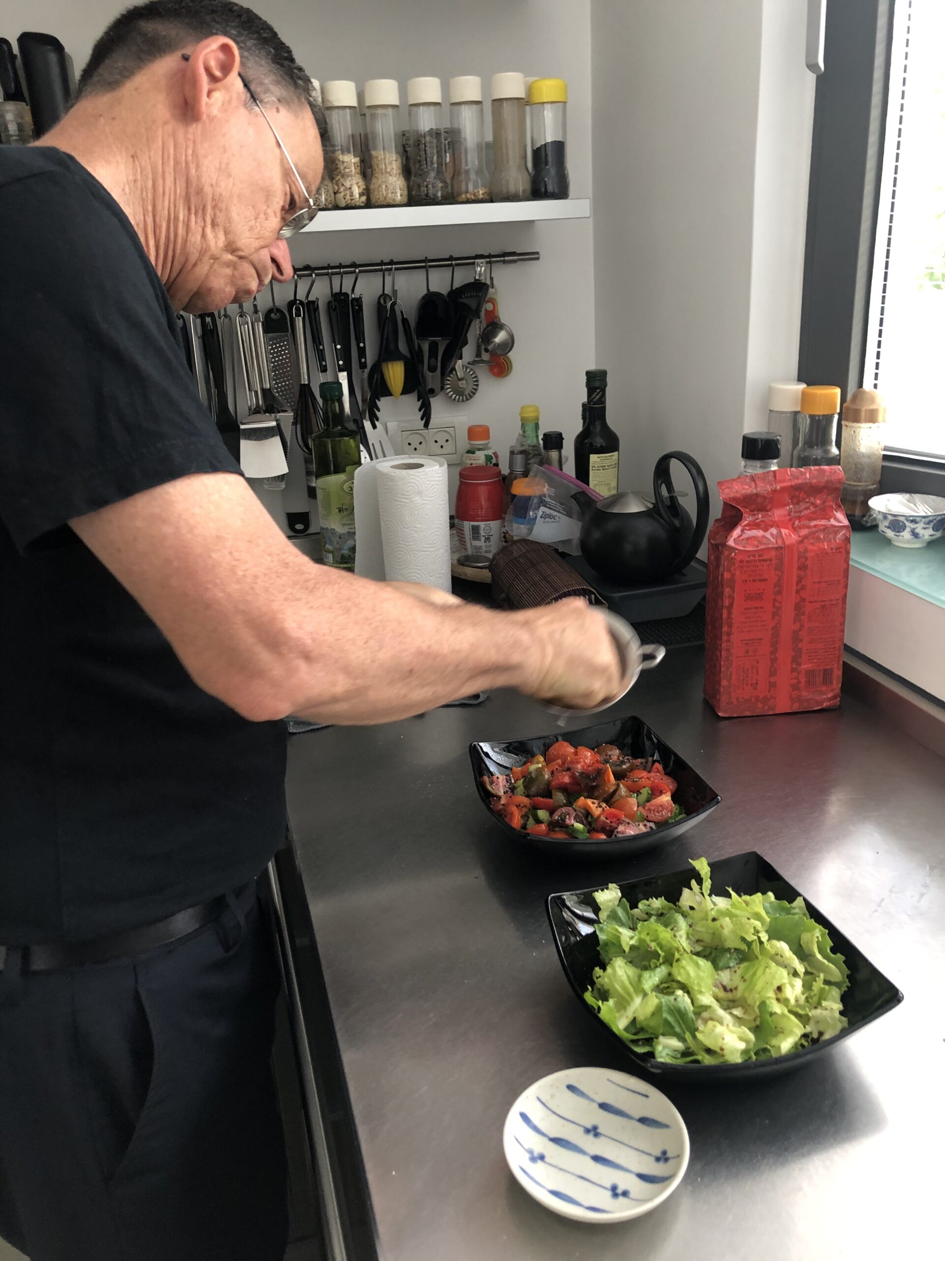 料理するアリエさん