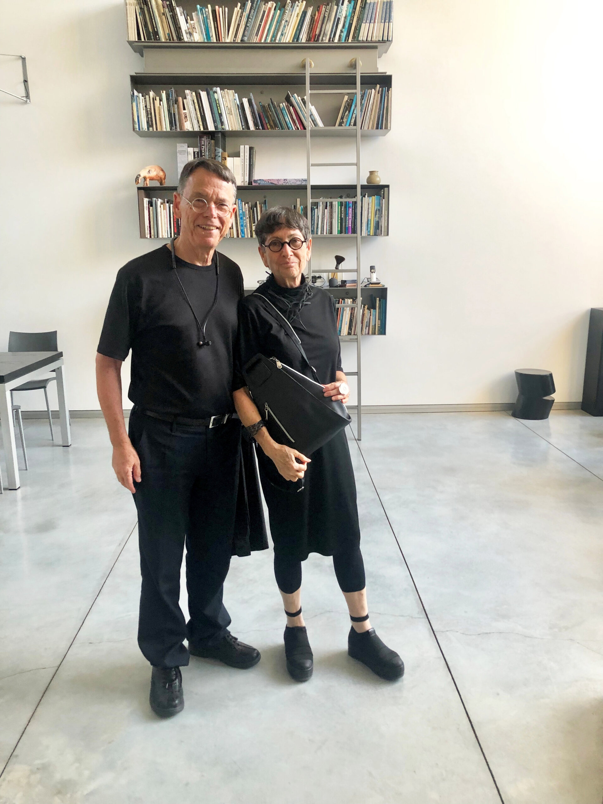 自宅でのロニ＆アリエご夫妻