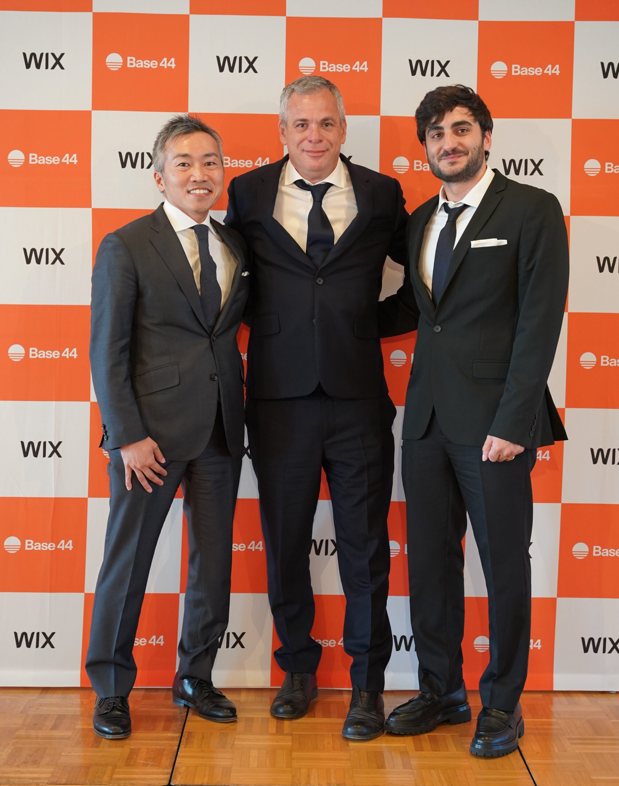 Wix.com Japan日本法人代表の積田英明氏、Wix.com共同創設者でCEOのアビシャイ・アブラハミ氏、Base44 創設者・CEO マオール・シュロモ氏