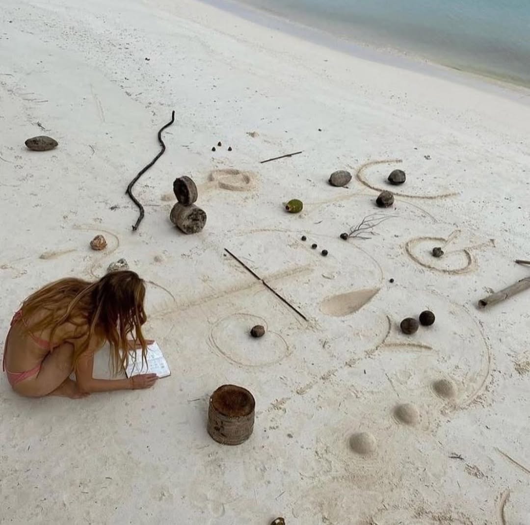 砂の上に並んだサンドアート