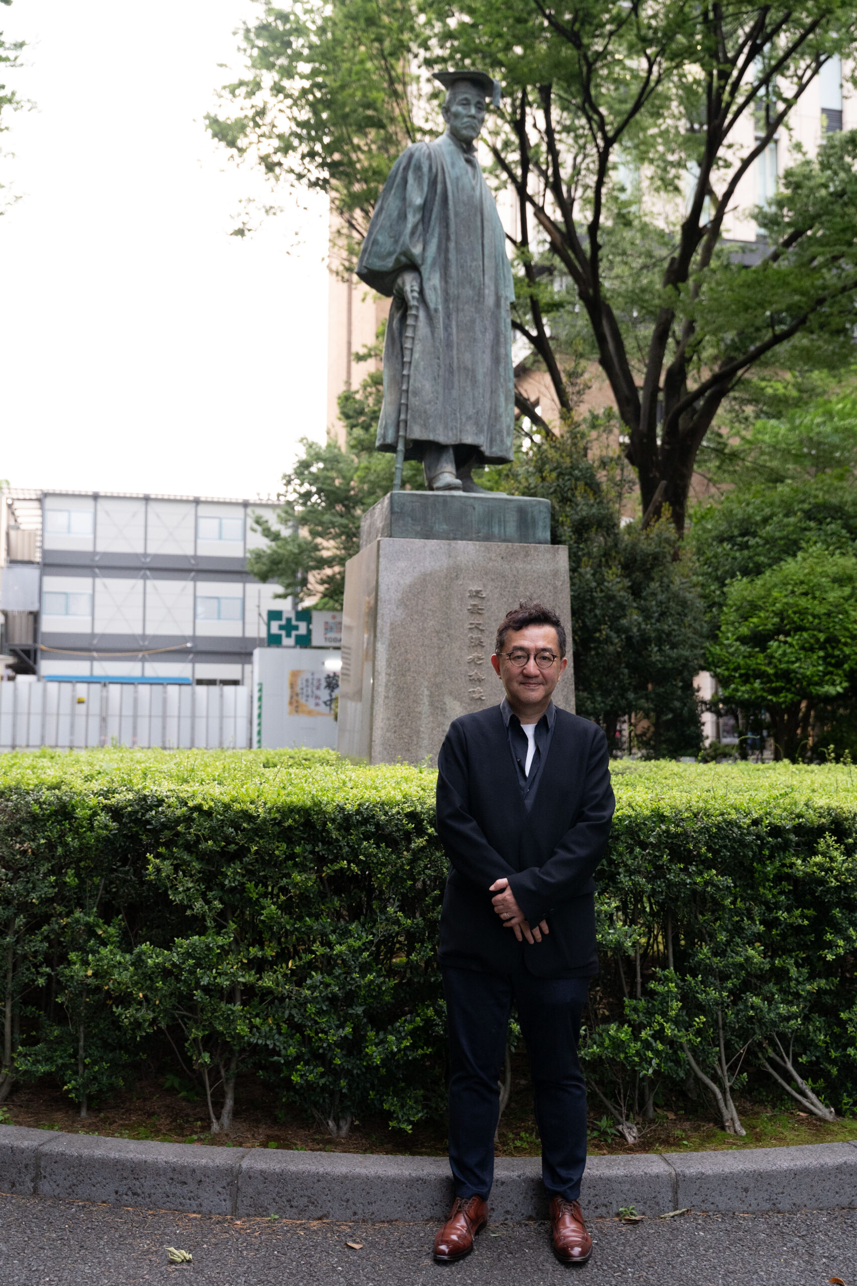 早稲田大学 大隈重信像と樋原伸彦准教授