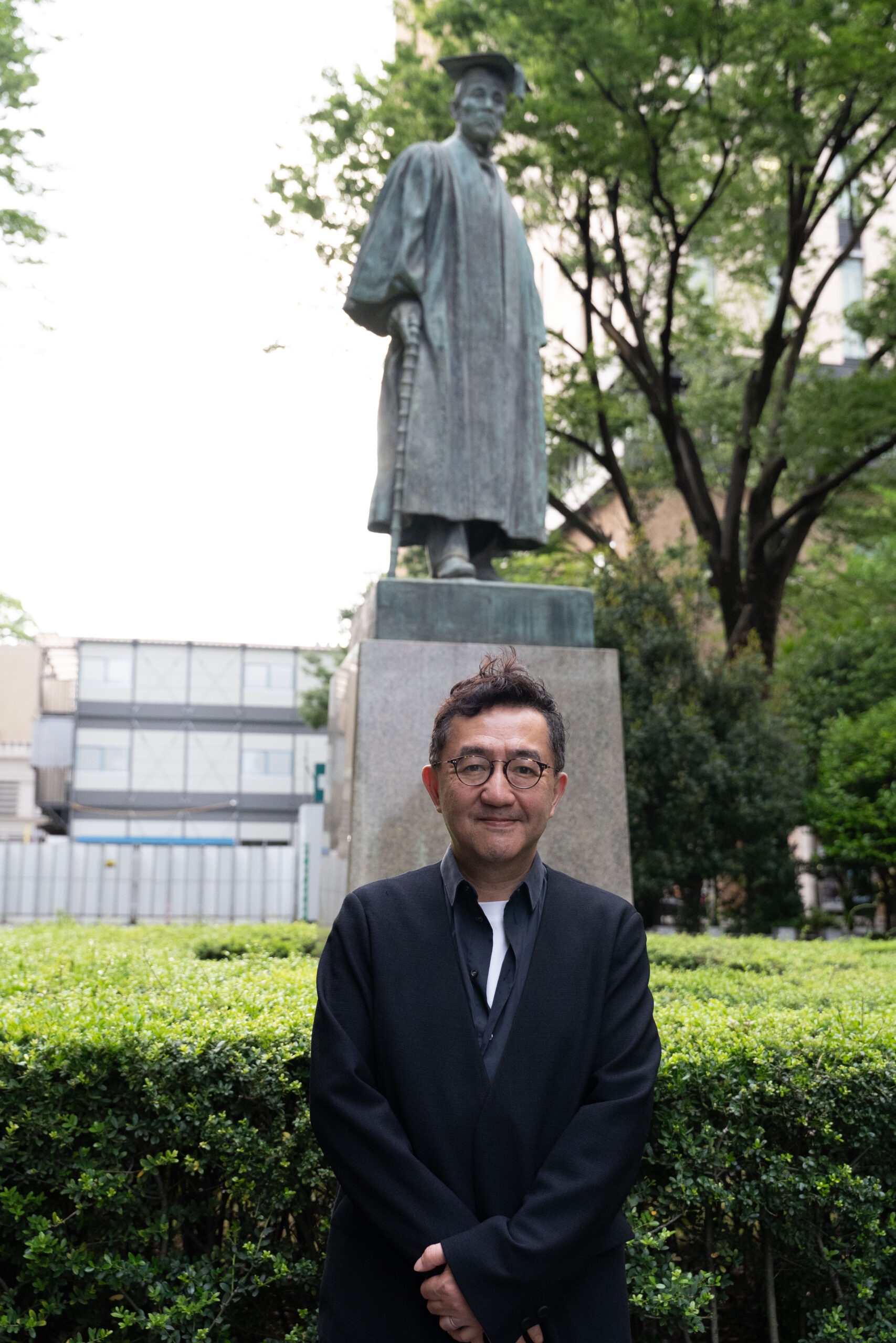 早稲田大学 大隈重信銅像前の樋原伸彦准教授