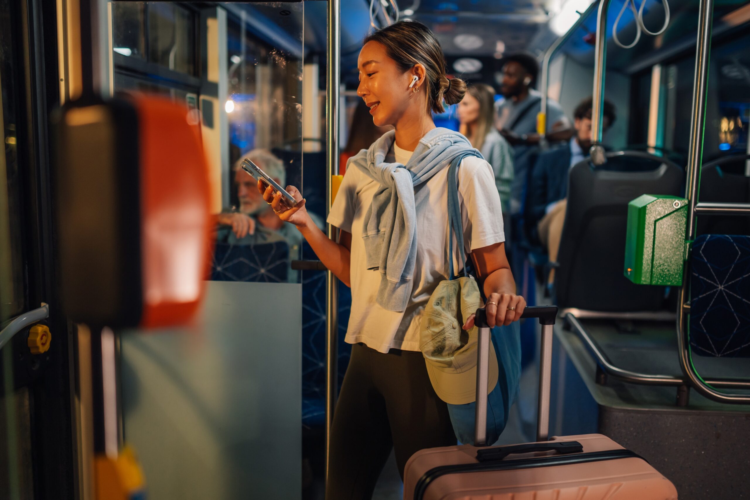 旅先でスマホを操作する女性