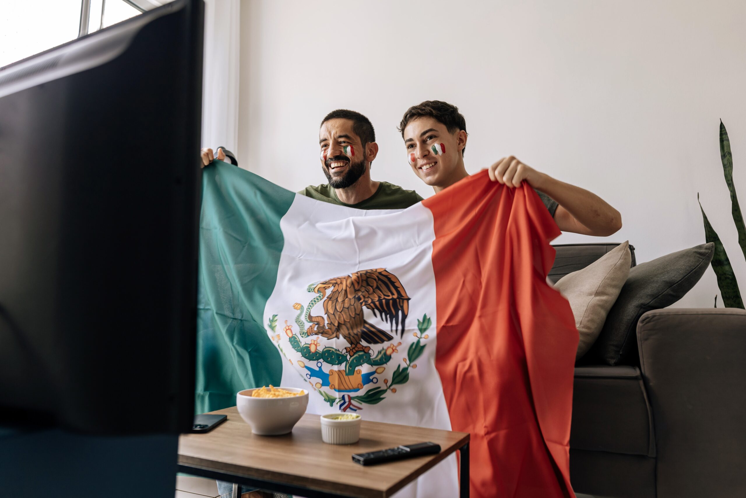 テレビ観戦するメキシコのサッカーファン