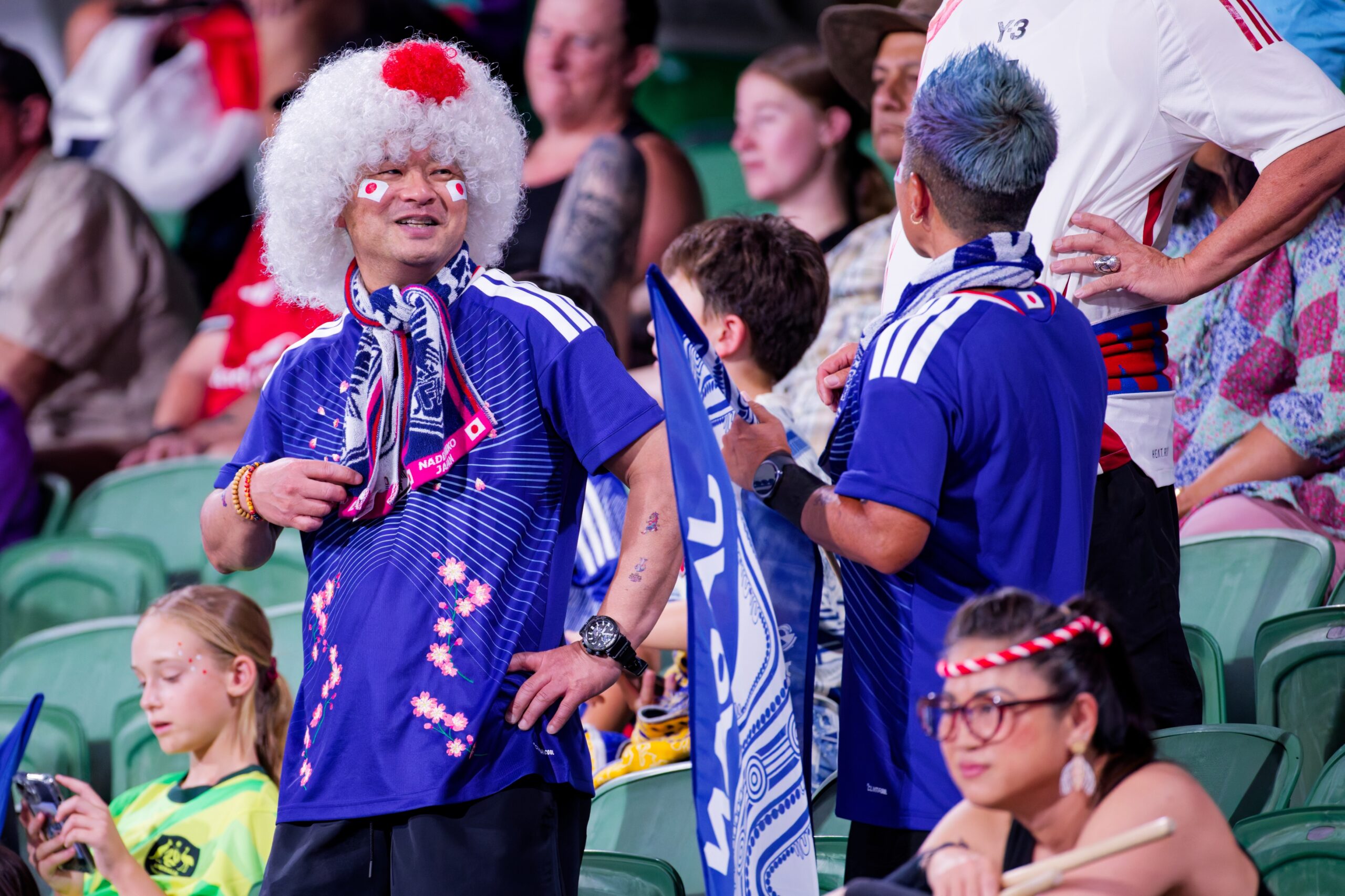 スタジアムで応援する日本のサッカーファン