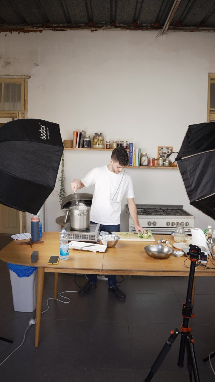 撮影するシャローム・シムハさん