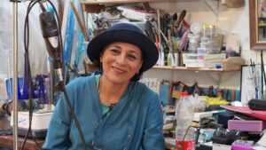 心に差し込む光 ― エルサレムのガラス作家 ロニット・ヤクティエルさん