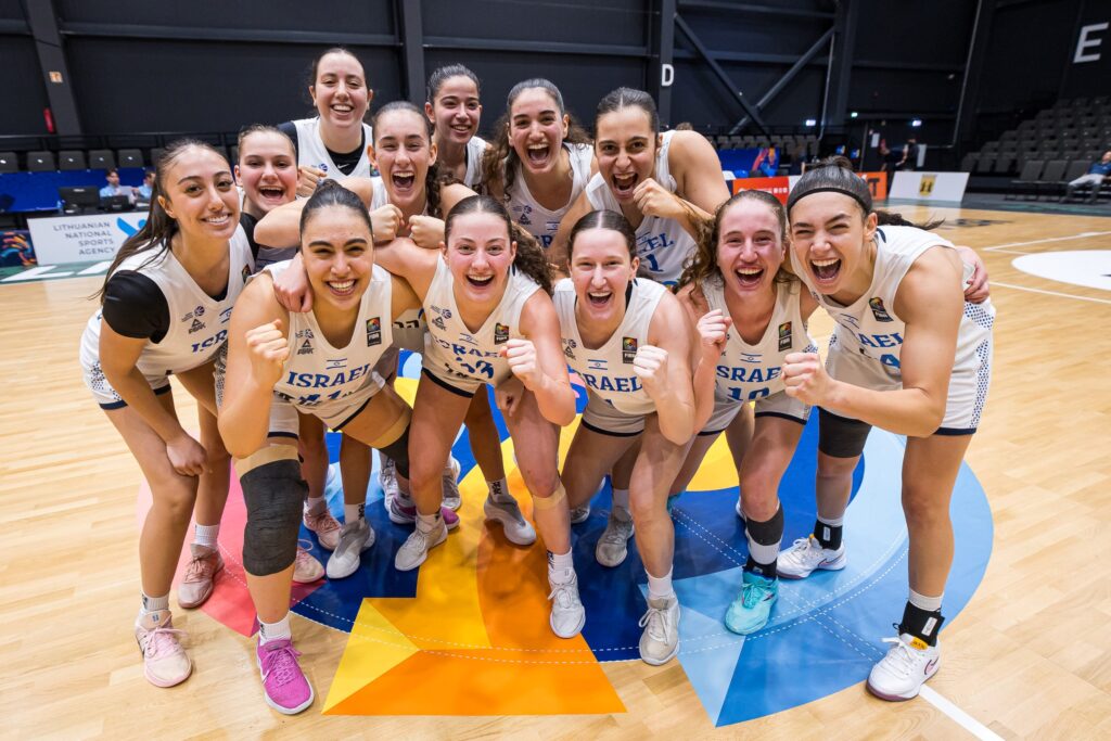 歴史的勝利を喜ぶイスラエルU20女子バスケットボール代表チーム