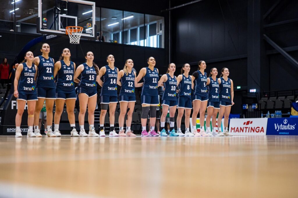 試合前、コート上に整列するイスラエルU20女子バスケットボール代表の選手たち