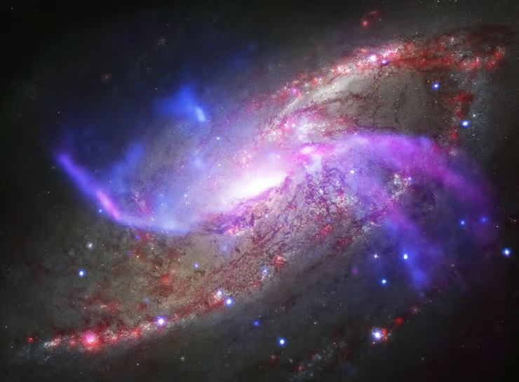 さまざまな波長の観測画像を合成した銀河NGC 4258の画像  