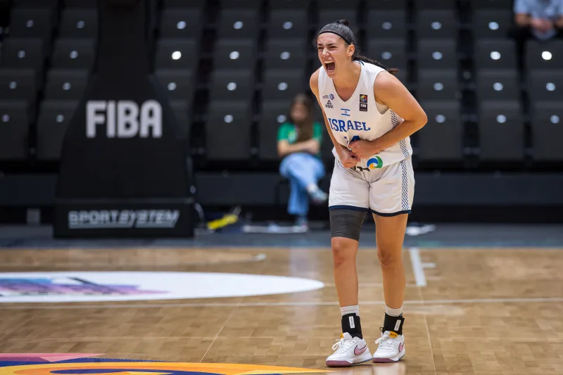 勝利への闘志を燃やし雄叫びを上げるイスラエルU20女子代表の選手