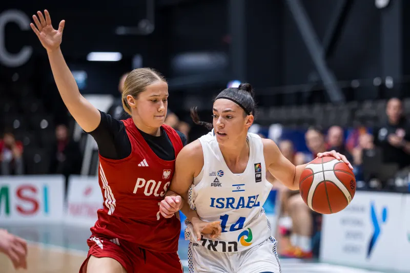 ポーランド戦でドリブル突破を仕掛けるイスラエルU20女子代表の選手(背番号14)