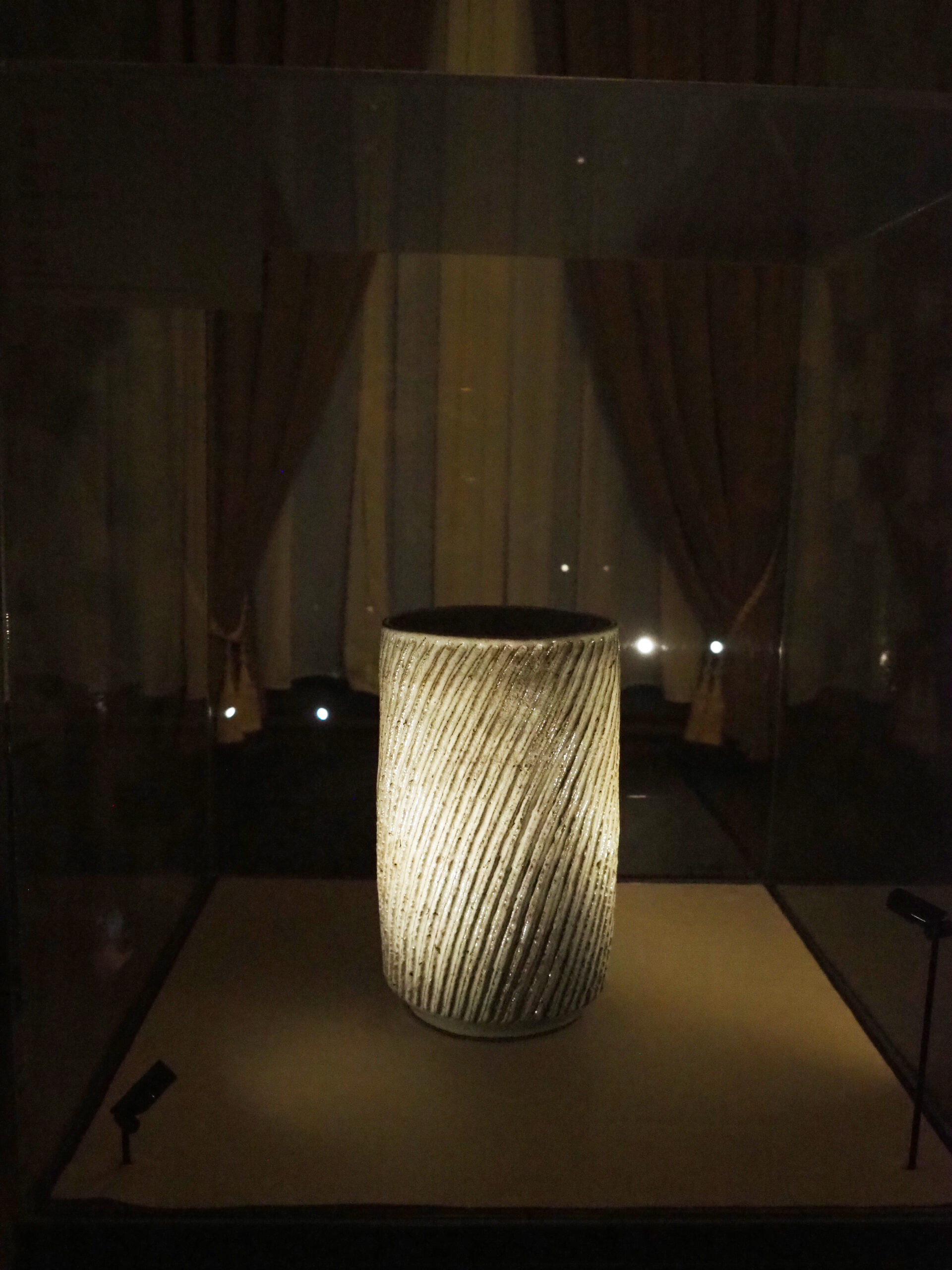 庭園美術館に展示されているルーシー・リーの花入