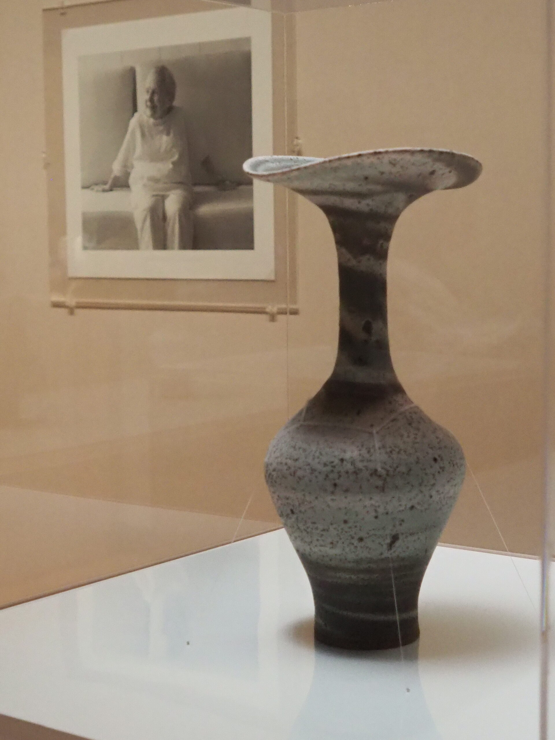 庭園美術館に展示されているルーシー・リーの花瓶
