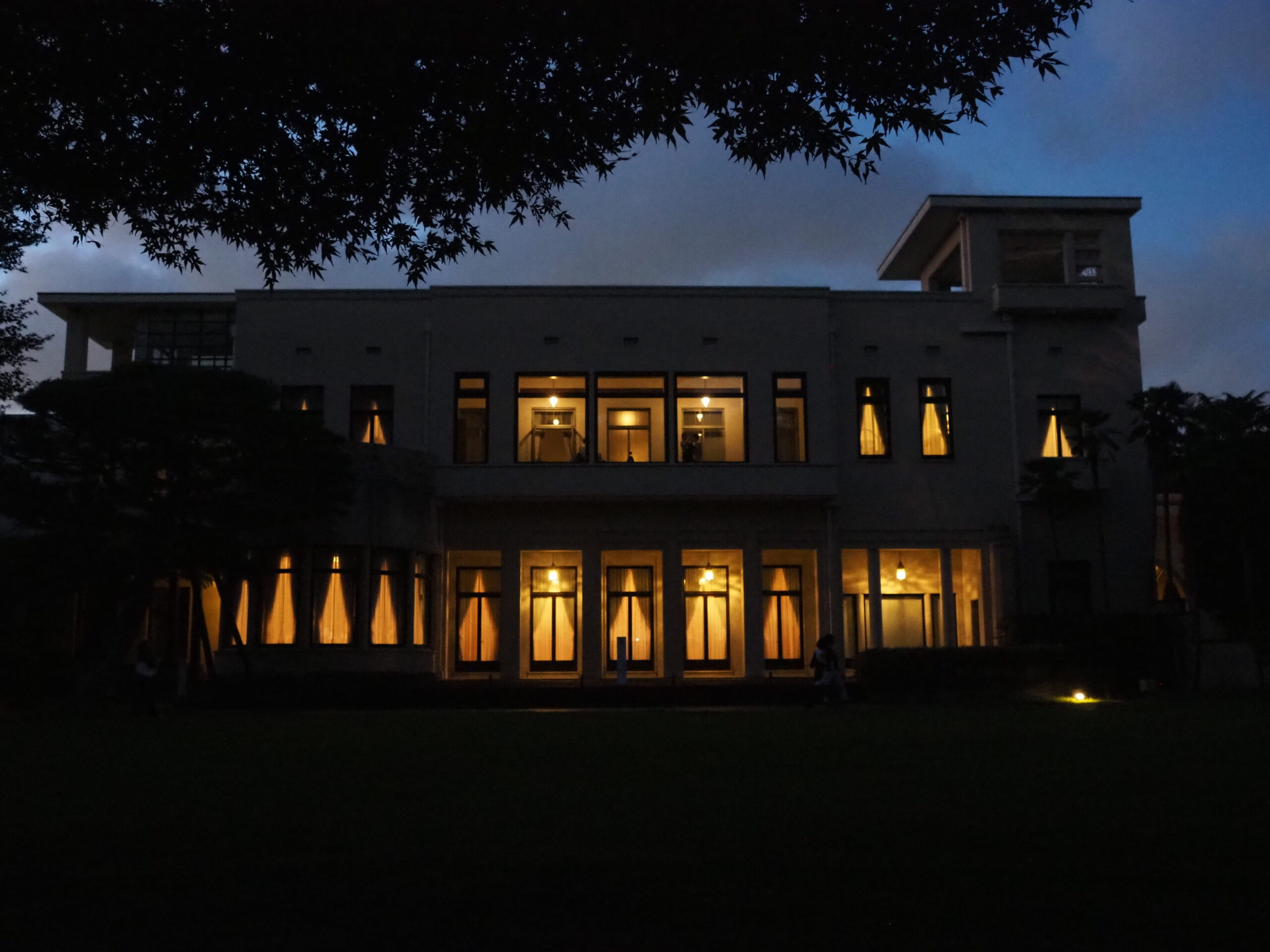 夜の庭園美術館